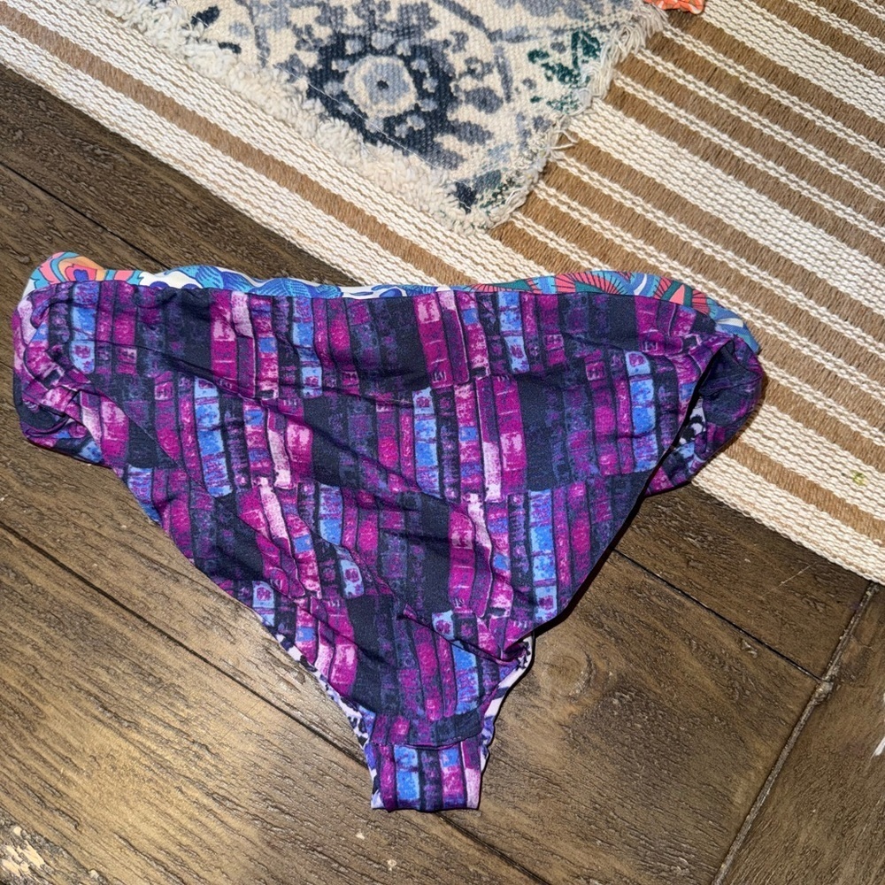 Maaji Girls’ Size 10 Long Sleeve Swim Top and Matching Reversible Bottoms Used - Picture 6 of 8